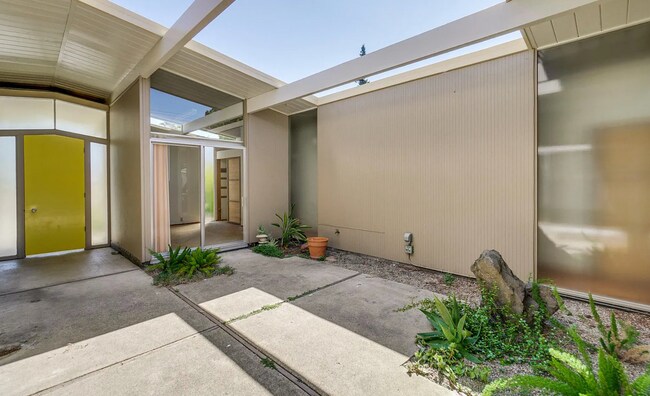 Foto del edificio - Wonderful Atrium Eichler in the Heart of Greenmeadow