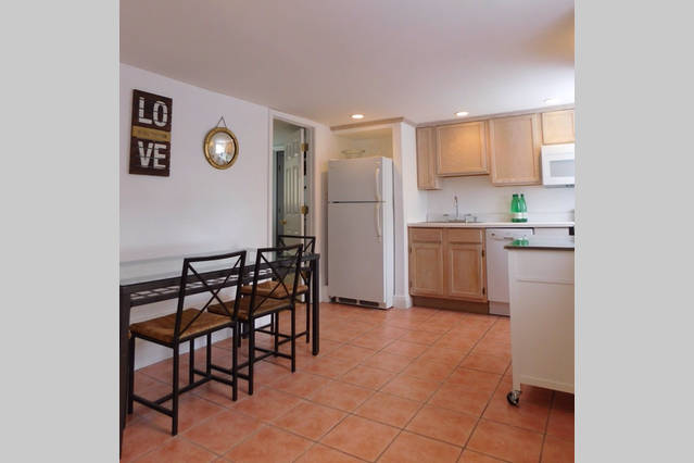 Kitchen w/ dining area - 2724 Bell St