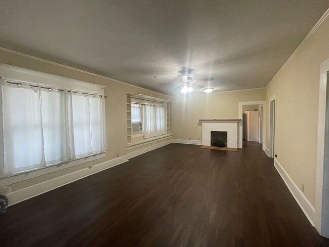 Foto del edificio - Charming 3-Bedroom Home with Office Near D...