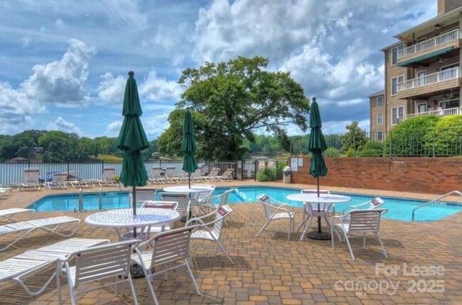 Foto del edificio - 9816 Emerald Point Dr