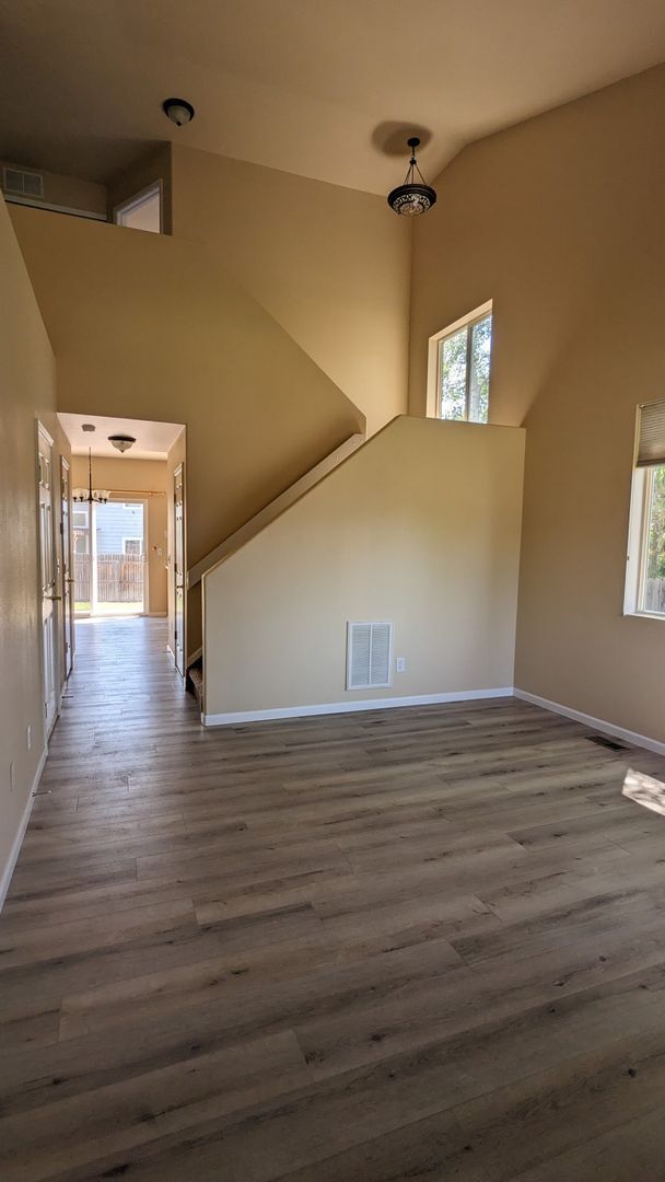 Building Photo - Bright 3-Bedroom Home on a Cul-de-Sac with Mountain Views