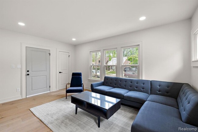 Foto del edificio - 308-310 East Harry Ave