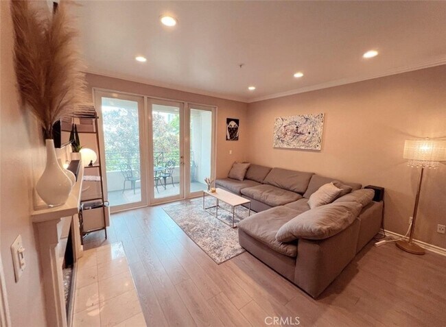 Building Photo - 2233 Martin