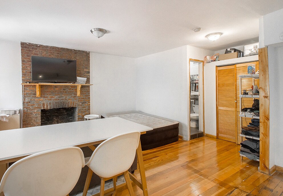 Foto del edificio - 246 W 23rd St