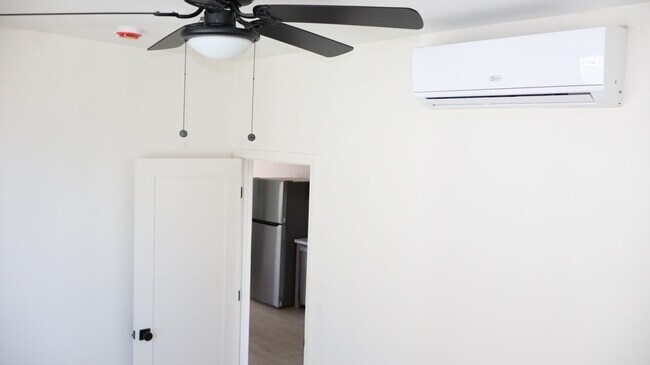 Foto del edificio - 3 bedrooms 2 bathrooms Duplex with a 2 car garage