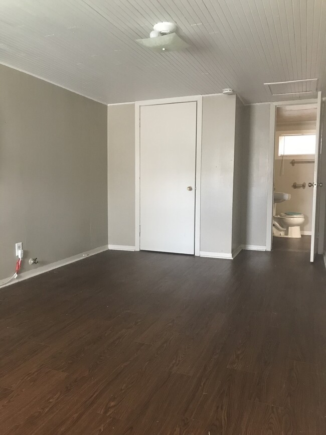 Building Photo - One Bedroom Near UL