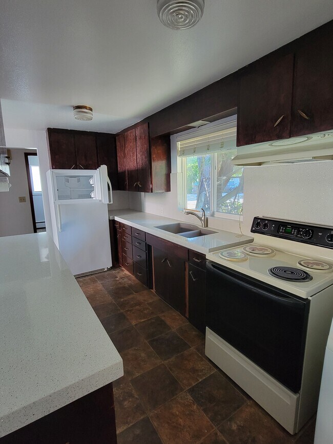 Full kitchen - 752 N 195th St