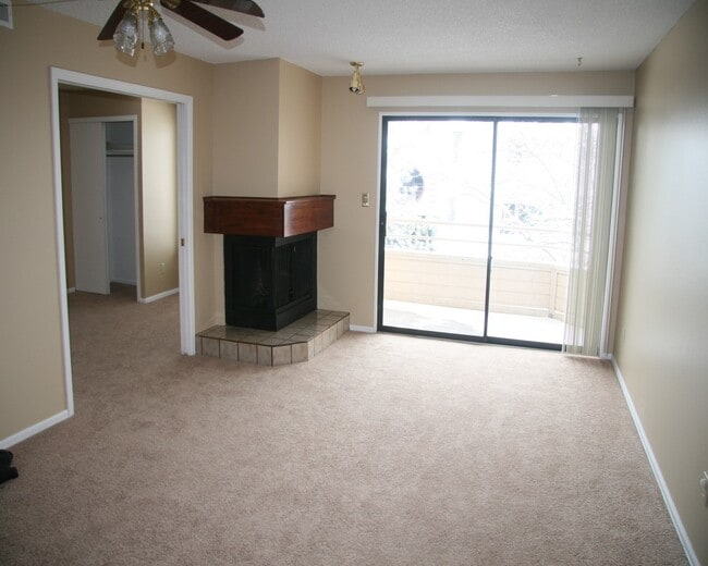 Foto del edificio - Charming 2 Bedroom Second Story Condo with easy access to everything!