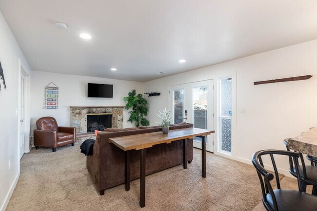 Building Photo - 2560 Cavalier Dr