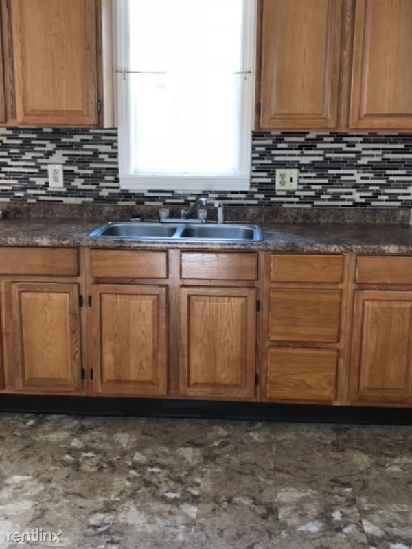 Primary Photo - 4 br, 1 bath Apartment - 686 Main Street