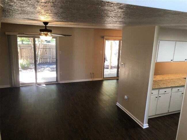 Building Photo - 12223 Glenview Dr