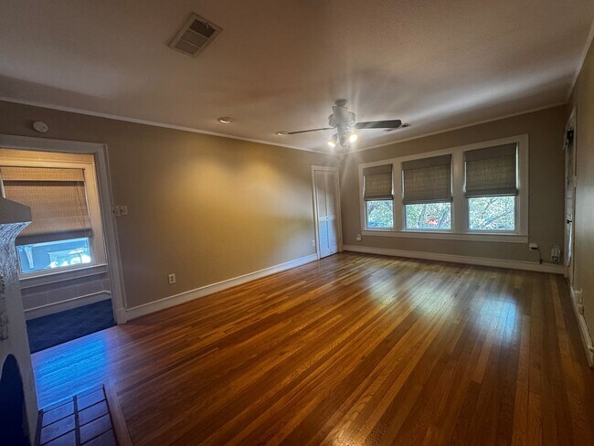 Foto del edificio - Cute 2 bedroom, 1 bath upstairs duplex in ...