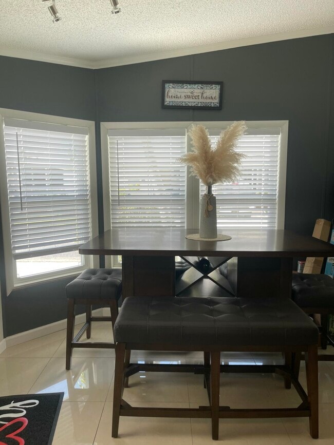 Building Photo - 817 Sunglow St