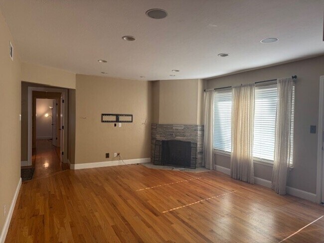 Foto del edificio - Beautiful Willow Glen 3 Bedroom 2.5 Bath Home.  Located in a desirable neighborhood.