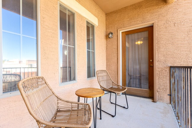 Building Photo - Spacious TOWNHOME