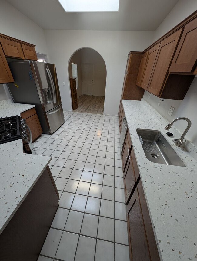 Building Photo - Gorgeous NW TownHouse - Sunset Ridge - Great Community