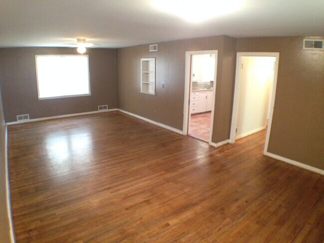 Building Photo - House with Wood Floors Convenient to Medic...