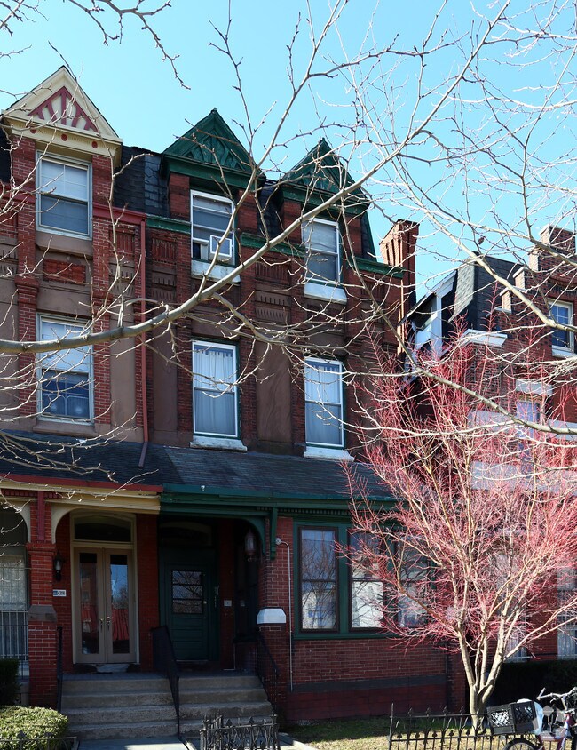 Building Photo - 4210 Walnut St