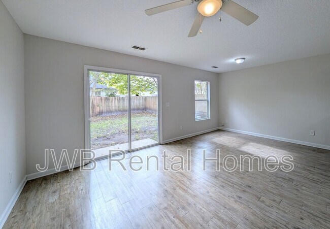 Foto del edificio - 8498 Jasper Ave