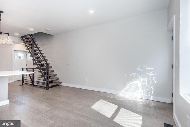 Building Photo - 1334 S Hollywood St