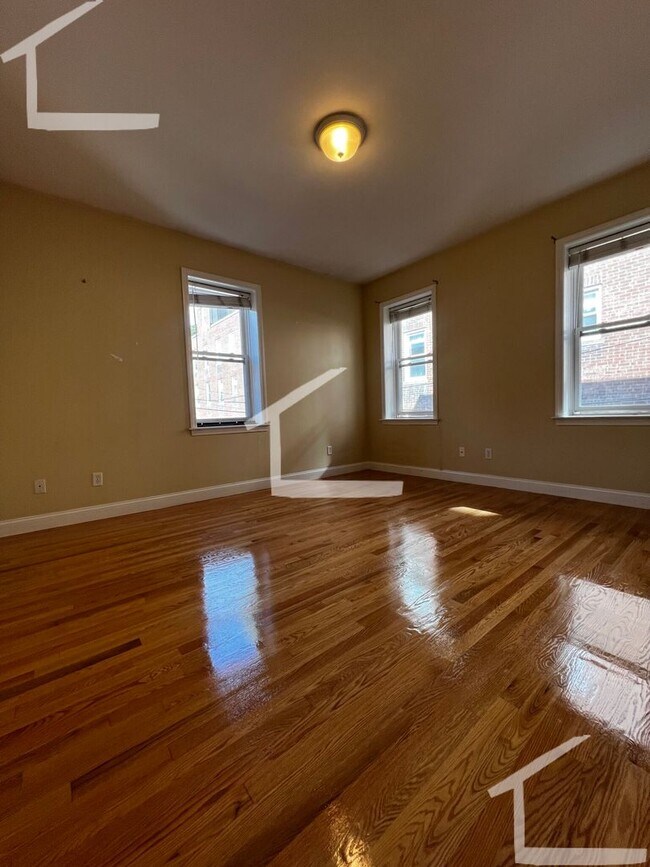 Foto del edificio - HOT BROOKLINE LISTING!!!!!