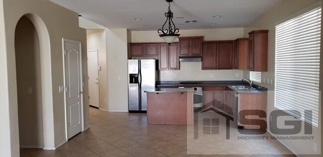 Foto del edificio - BEAUTIFUL 4 BEDROOM HOUSE IN THE FOOTHILLS