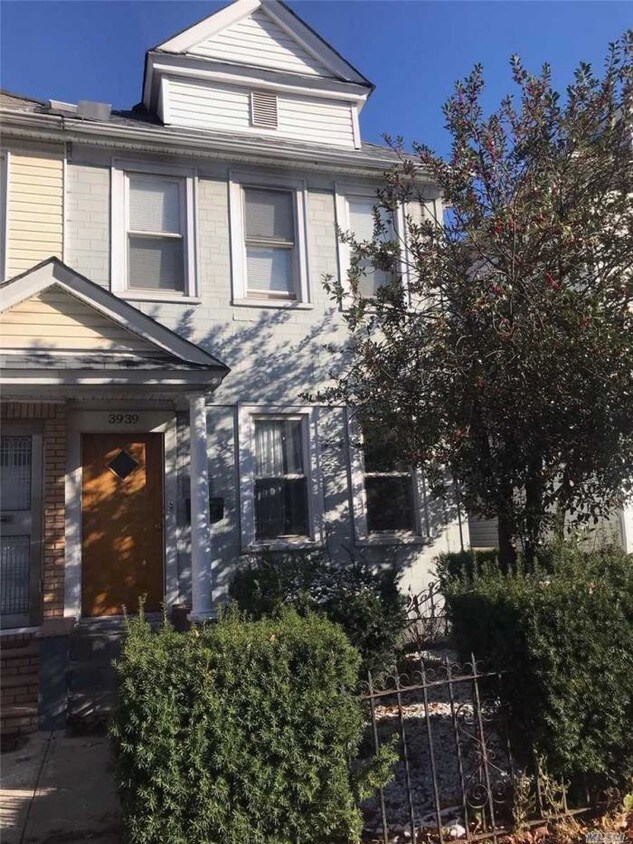 Foto principal - 3 bedroom in Woodside NY 11377