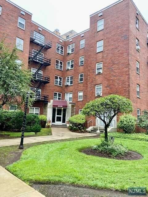 Primary Photo - 2320 Linwood Ave