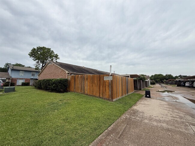 Building Photo - 6387 S Briar Bayou Dr