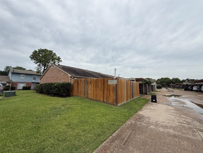 Foto del edificio - 6387 S Briar Bayou Dr