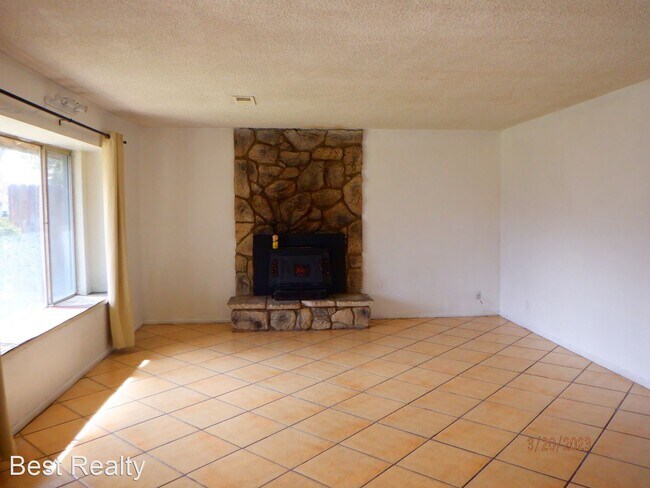 Building Photo - 3 br, 2 bath House - 513 Maple St Tehachap...