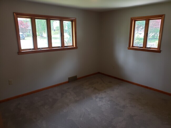 Building Photo - 200 Bainbridge Dr