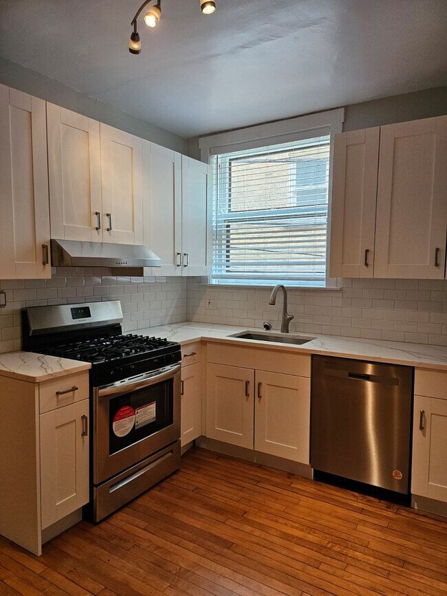 Foto del edificio - Sunny & Spacious Deluxe Edgewater One Bedroom Apartment - Cats Welcome!