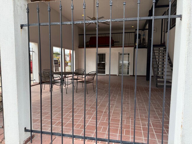 Foto del edificio - 400 W Texas Ave