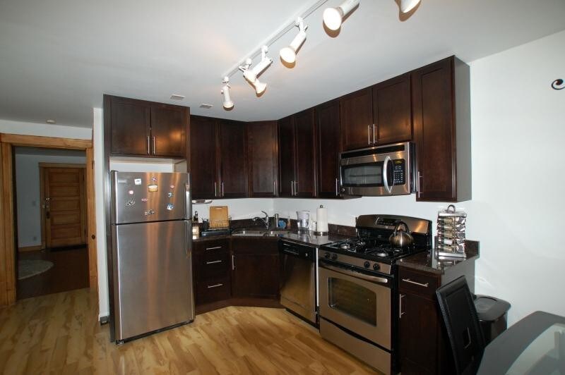 Foto principal - 945 N Western Ave