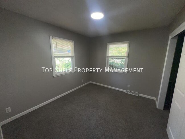 Building Photo - 2427 Welbeck Rd