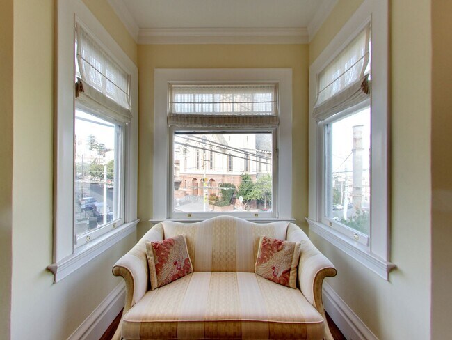 Foto del edificio - STUNNING 2/2 W/ Dining Room and LARGE Atti...