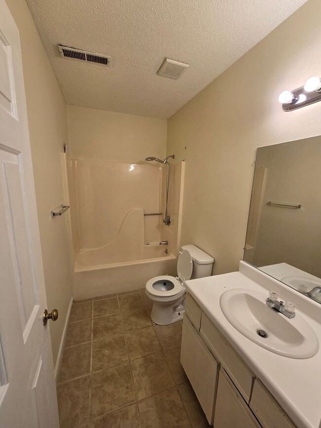 14291431 Spruce St Ext Unit 5, Martinsville, VA 24112 Room for Rent