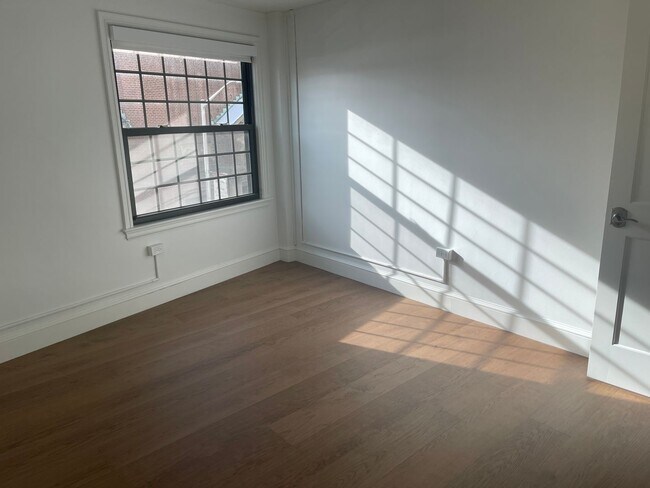 Foto del edificio - Harvard Sq Super Sunny ALL NEW 2 Bed Central AC 1 Free Month  Students ok NOW OR  March
