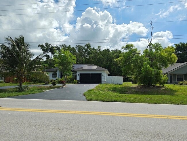 Building Photo - 376 SW Tulip Blvd