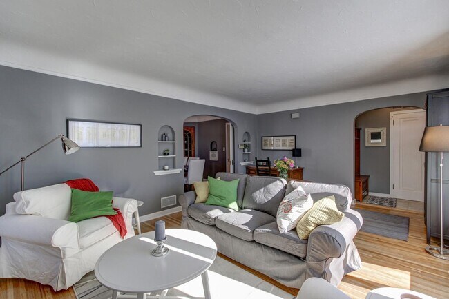 Foto del edificio - CANT MISS Updated 4 Bedroom Available Minu...