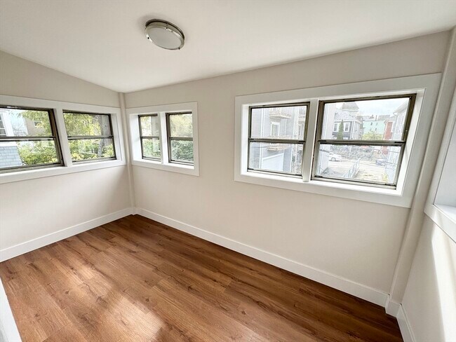 Building Photo - 72 Belden St