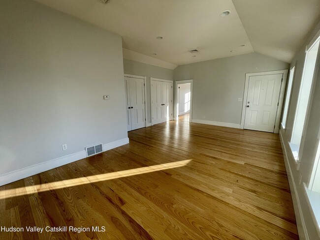 Building Photo - 536 Columbia St