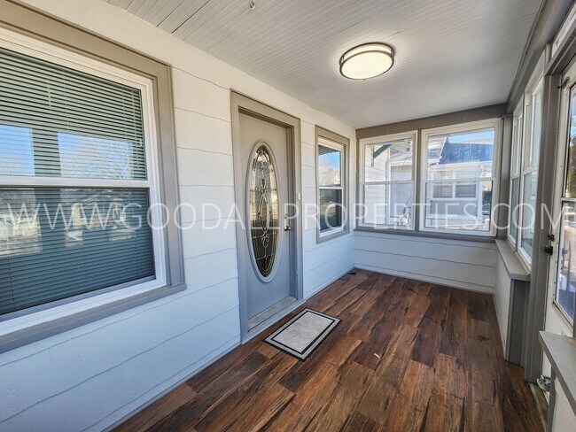 Foto del edificio - 2 Bedroom 1 Bath Home with 2 Car Garage in...