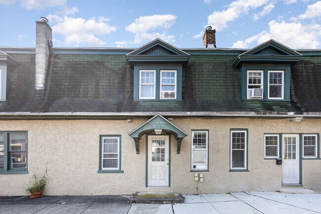Building Photo - 342 N Cedar St