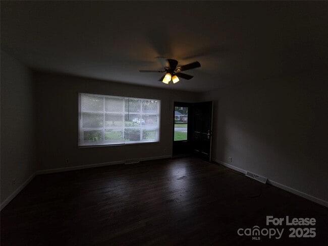 Foto del edificio - 3721 Driftwood Dr