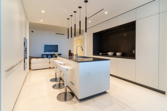 Building Photo - 300 Biscayne Boulevard Way