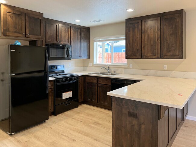 Building Photo - 6103 Beechwood Dr