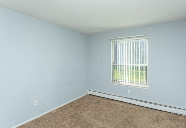 Dormitorios espaciosos - Kings Pointe Apartments - Warren, MI