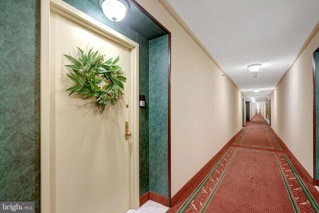 Foto del edificio - 3709 S George Mason Dr